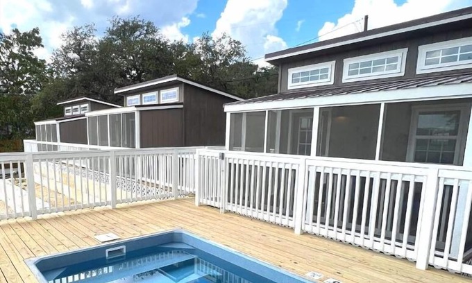 Lakehills Cabina | Tiny Home at Medina Lake (w/ Hot Tub & Pool)