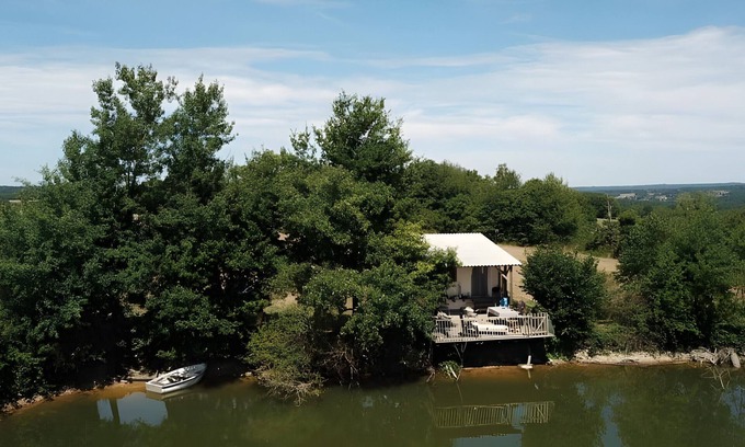 Champsac Casa | Tiny Home 'Bord De L'étang - Iri' con vistas al lago, piscina compartida y terraza privada