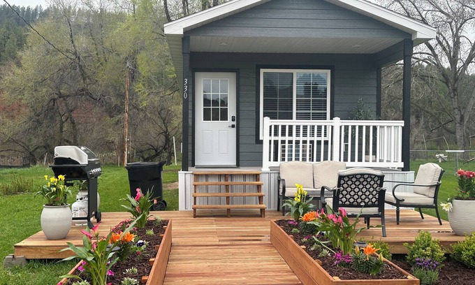 Hulett Cabina | Tiny Home Cabin with Wyoming Modern Frontier style in the town of Hulett