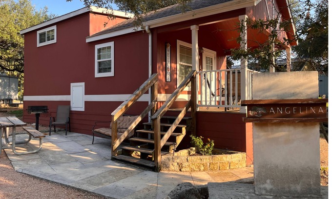 Hudson Bend Cabina | Angelina Cabin: heated pool & hot tub, quiet & relaxing