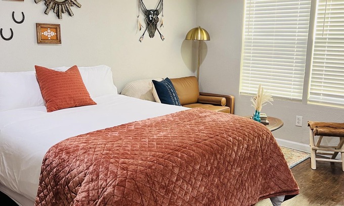 Carter Riverside Casa | Tiny home in Fort Worth. “Casita” - Cozy and cheerful home