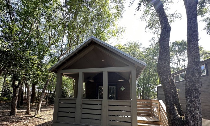 Harold Cabaña | Tiny Home in Luxury Resort - Cedar 1