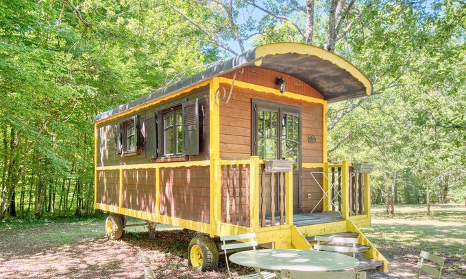 Monsac Casa | Tiny Home 'La Roulotte Jaune' con jardín privado, balcón y Wi-Fi