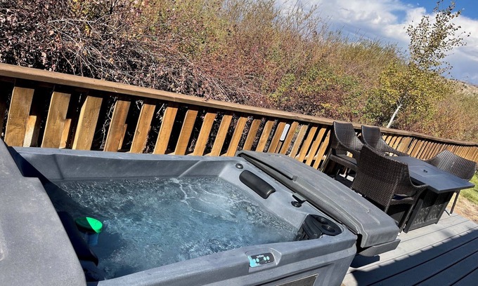 Eagle Cabina | Tiny Home on horse property in Eagle: close to trails/town with private hot tub