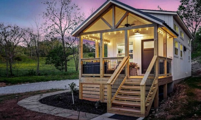 Bentonville Cabaña | Tiny Home on Price Coffee Rd! Sleeps 6!