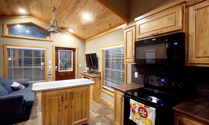 Wyldwood Casa | Tiny Home Retreat Near Austin: Perfect for Couples or Groups of Four 🌿