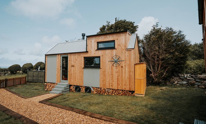 Amlwch Cabaña | ROWAN, pet friendly, with open fire in Llanfechell