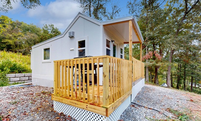 Maynardville Apartamento | Tiny home studio with kitchenette, grill and front porch