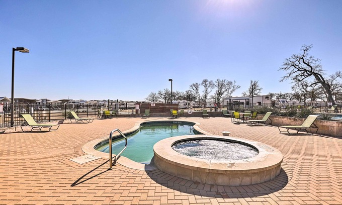 Austin Casa | Chic Tiny Home w/ Pool Access ~ 8 Mi to Dtwn!
