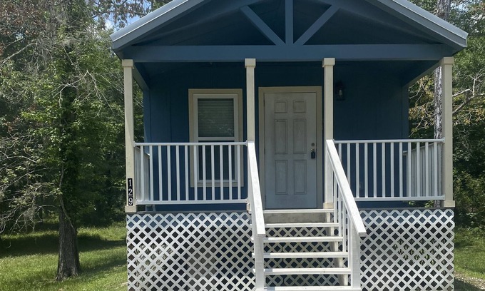 Cleveland Casa | Tiny home with amenities!