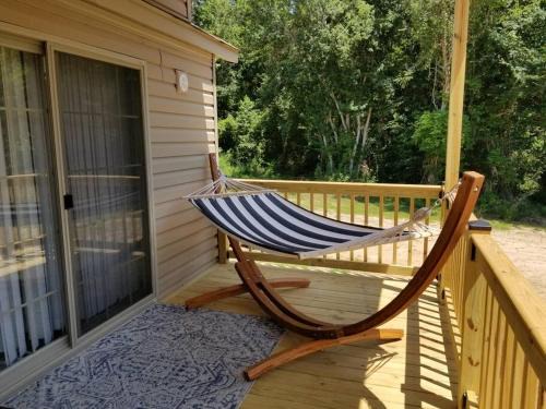 Phenix City Chalet De Esquí | Tiny home with hammock loft BBQ and yard