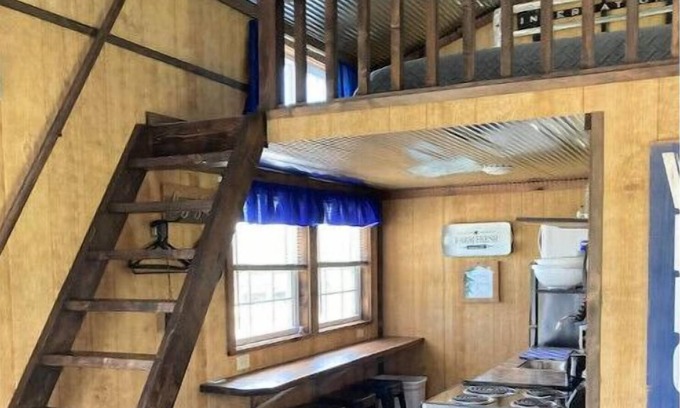 Leasburg Casa | Tiny House #1 – One bedroom cabin near wineries, caves, hiking & floating!