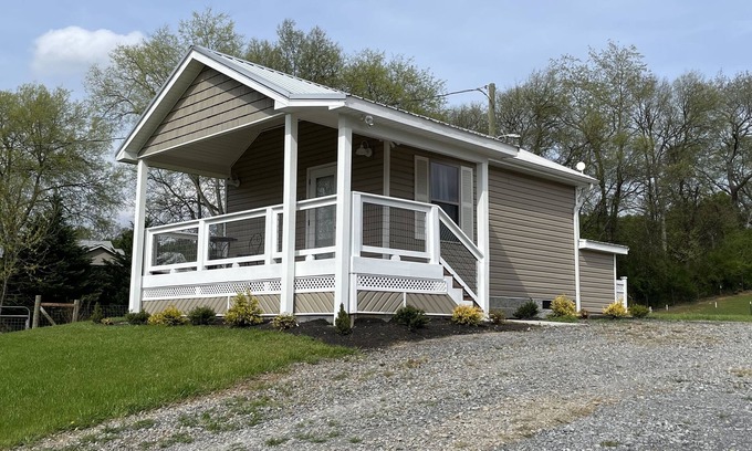Sevierville Casa | Tiny house and tiny horses