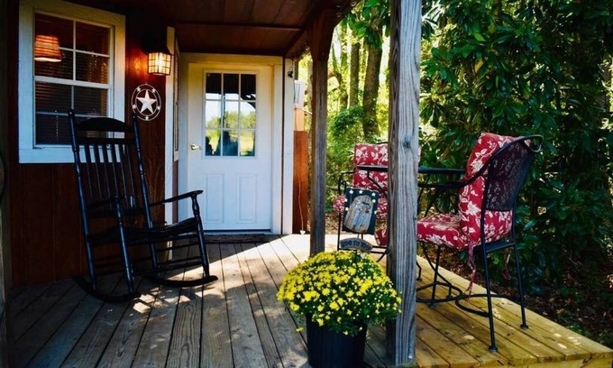 Chesterfield Cabina | Tiny House Cabin Unique in Town Stay