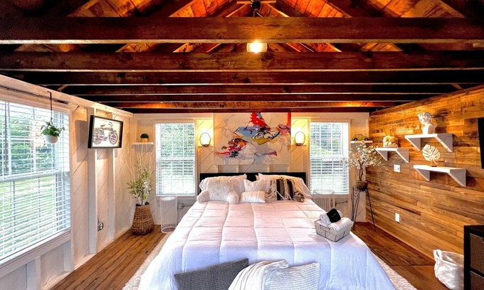 Cape Charles Casa | Tiny House Hideaway with King sized Bed