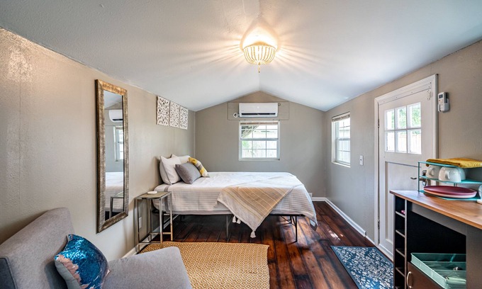 Oak Cliff Cabaña | Tiny house in Bishop Arts!