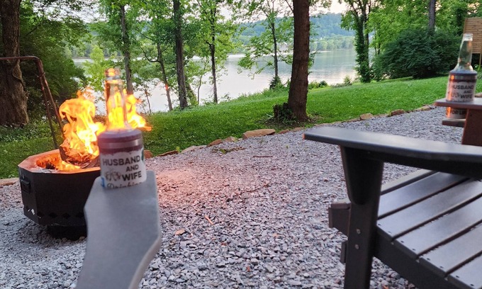Bentonville Cabina | Tiny house on Ohio River cozy, relaxing, peaceful, fishing, kayaking, w/ hot tub