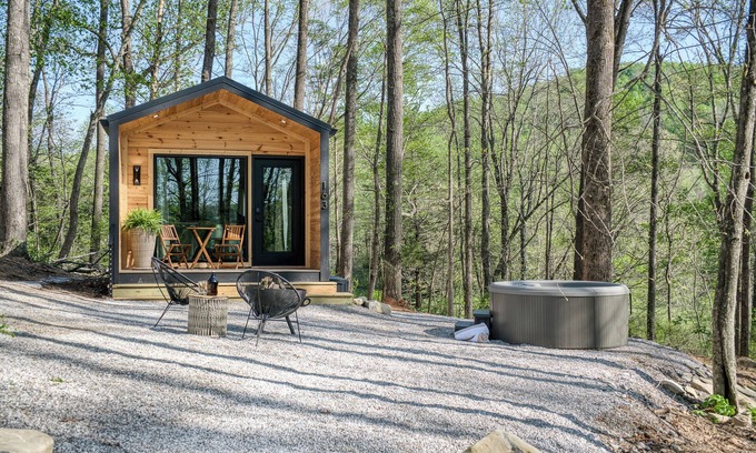 Sparta Casa | Tiny House Retreat with Hot Tub & Near Waterfalls