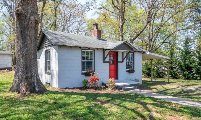 Mount Holly Casa | Tiny House w/ 1st Class Amenities- 12 Min to CLT