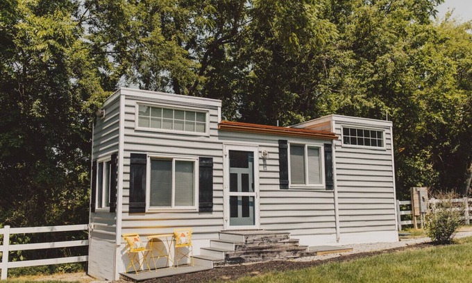 Lincoln Casa | Tiny house w/ Pool on water near Beaches / turf