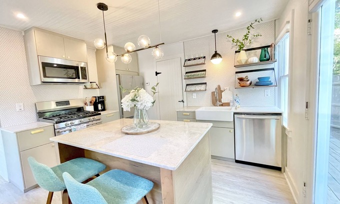 Yarmouth Port Cabaña | 🔥Tiny House★ Walk to Village & Pond beach★ Firepit★ Gas Fireplace ★ Small Pet OK