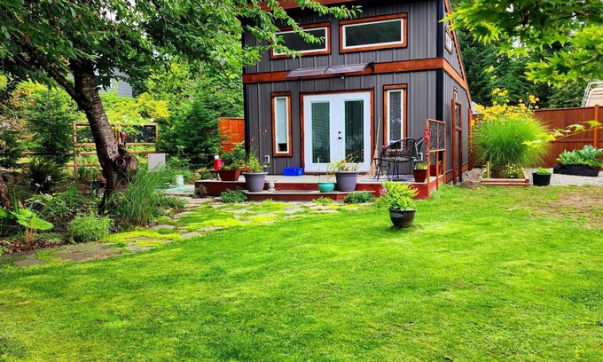 Campbell River Casa | Tiny House with HOT TUB! Perfect for a getaway! Near golf, fishing & hiking!
