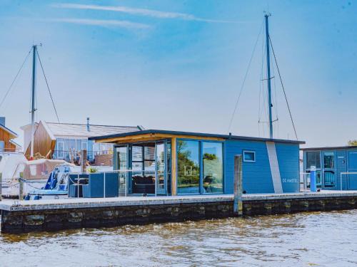 Municipality of Uitgeest Casa | Tiny houseboat Uitgeest I