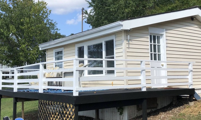 Middlefield Apartamento | Tiny Lakefront Cottage!