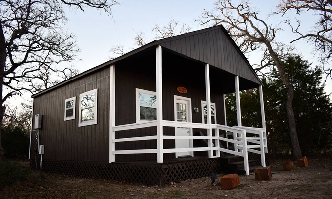 Ledbetter Apartamento | Tiny Picturesque Cabin on Idyllic Ranch with lake view close to Round Top TX