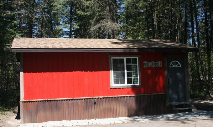 Columbia Falls Cabina | Pequeña granja roja situada en el centro del valle Flathead