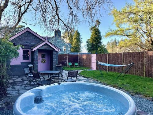Llanbedr Casa | Tiny Romantic Retreat with Hot Tub on a Country Estate near Cardigan Bay in Eryri Snowdonia