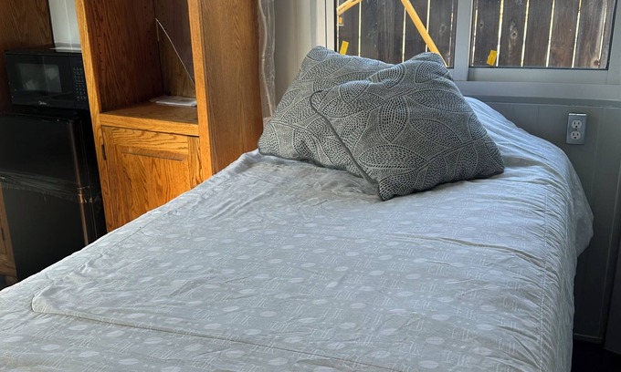 Fresno Apartamento | Tiny space living Cozy studio in lovely Fresno with AC, WiFi