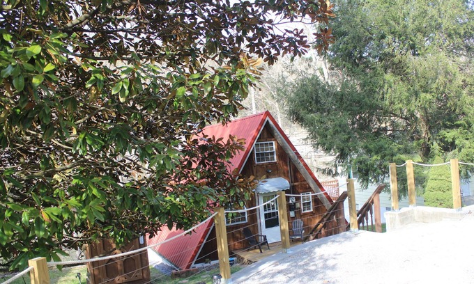 Sloans Valley Cabina | Espacio de campamento informal, gran vista, con un camino rústico al lago!