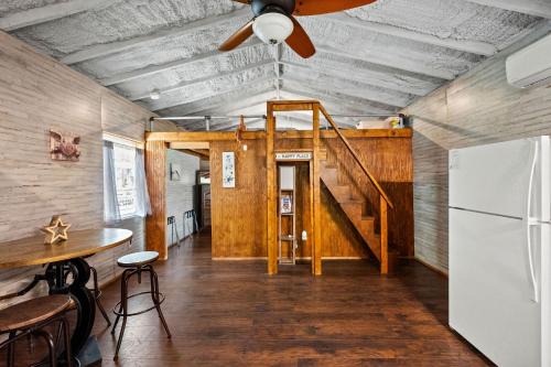 Hico Casa | Tiny Town Rustlers D D Cabin Animals Fire Pit by Vacation Your Way