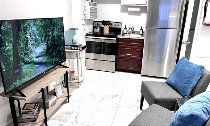 University Heights Cabaña | Tiny UF Oasis Walk to Campus