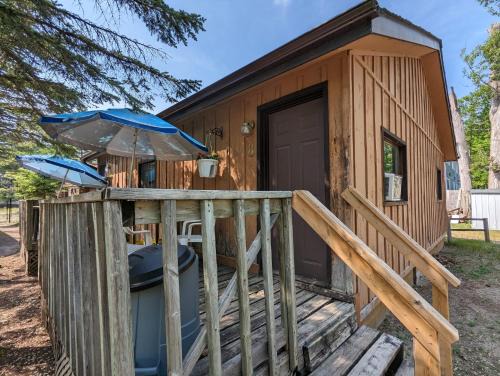 Wasaga Beach Casa | Tiny Wood Cottage 08