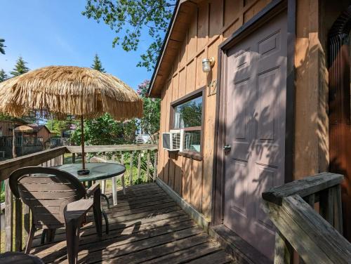 Wasaga Beach Casa | Tiny Wood Cottage 12