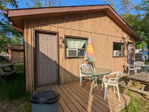 Wasaga Beach Casa | Tiny Wood Cottage 16