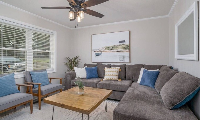 Northport Casa | Tipsy Tide - 2.9 miles to UA - 6 HDTVs!