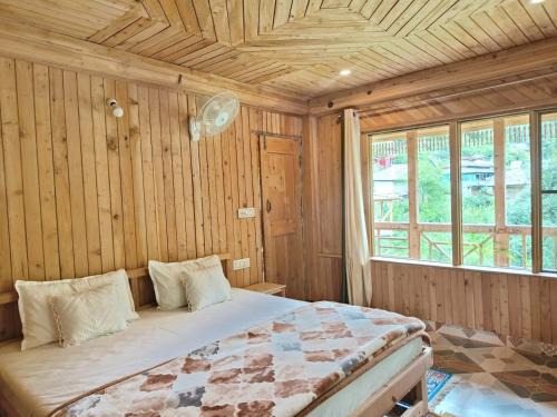 Banjar Casa | Tirthan Majestic View Homestay