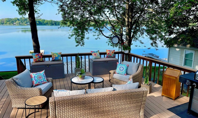 Howe Casa | 'Tis Our Cottage: Modern Lakefront clean lake quiet & relaxing Just off toll Rd