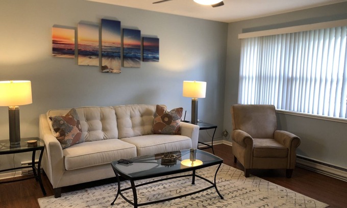 Conneaut Apartamento | Tis' Time Getaway. Just a few blocks from beautiful Lake Erie!