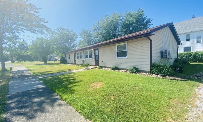 Conneaut Apartamento | Tis’ Time Hideaway. Just a few blocks from beautiful Lake Erie!
