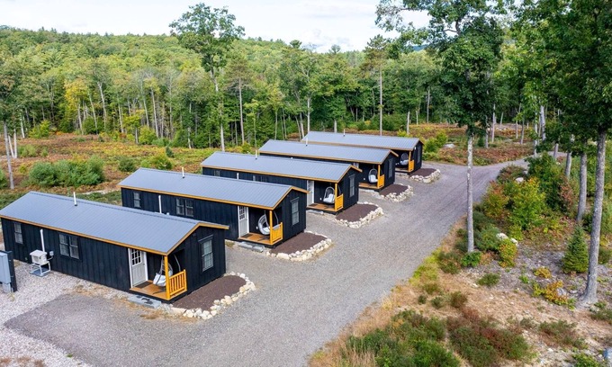North Sebago Cabina | TITMOUSE - RESORT WITH 12 PROPERTIES. NATURAL POND FOR SWIMMING. CAFE ON SITE.