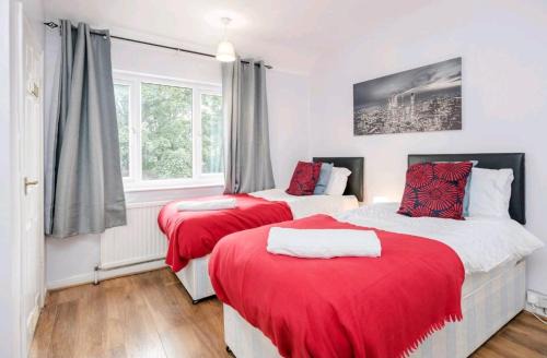 River Casa | TMS Spacious 4 bedroom house! Free Parking! Crosby Dagenham!