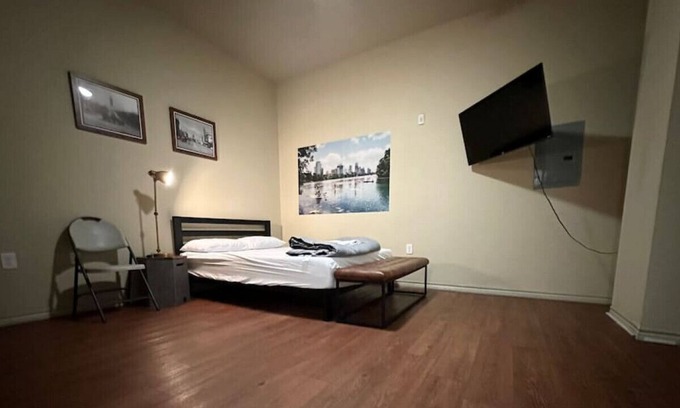 North Loop Condominio | TNC 104 Luckey · ATX Lovely Studio Apartment, GREAT location!
