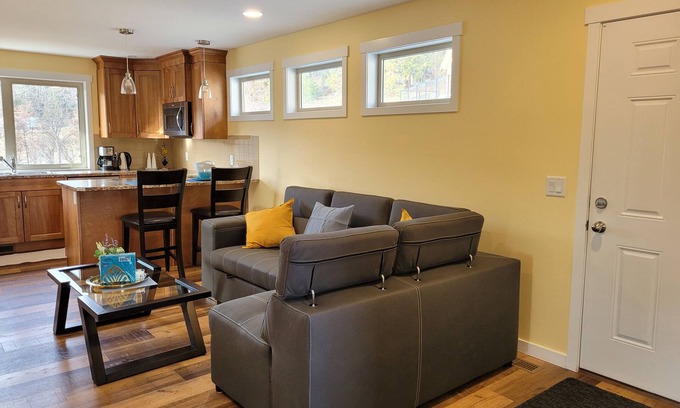Central Okanagan Cabaña | New construction Coach house with breathtaking views of the Okanagan Lake