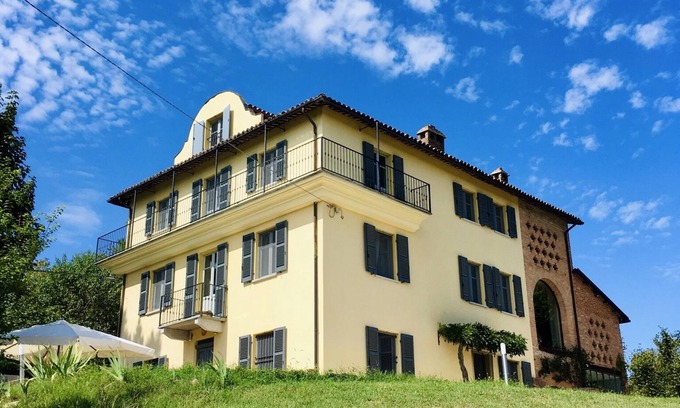 Nizza Monferrato Villa | Casa de campo villa en su propia colina con una hermosa vista, piscina, WiFi