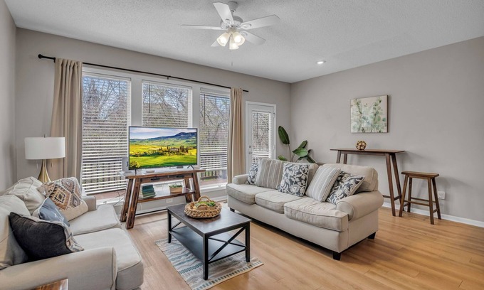 Bonner Springs Casa | To Legends! 3BD with 2.5 Bath House!
