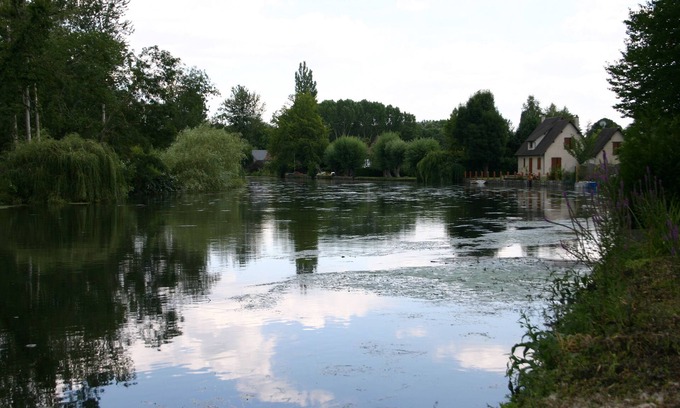 Heudreville-sur-Eure Cabaña | Bocage en un paisaje de flores y el río vegetación.